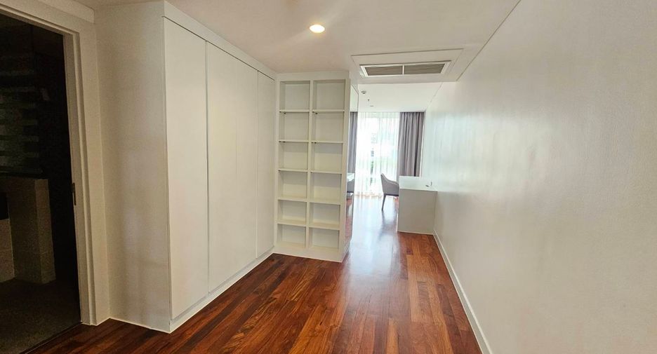 For rent 4 ベッドルーム serviced apartment in Phra Khanong, Bangkok