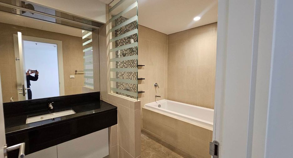 For rent 4 ベッドルーム serviced apartment in Phra Khanong, Bangkok