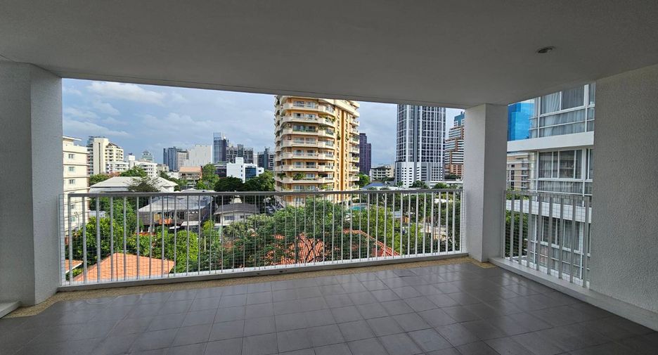 For rent 4 ベッドルーム serviced apartment in Phra Khanong, Bangkok