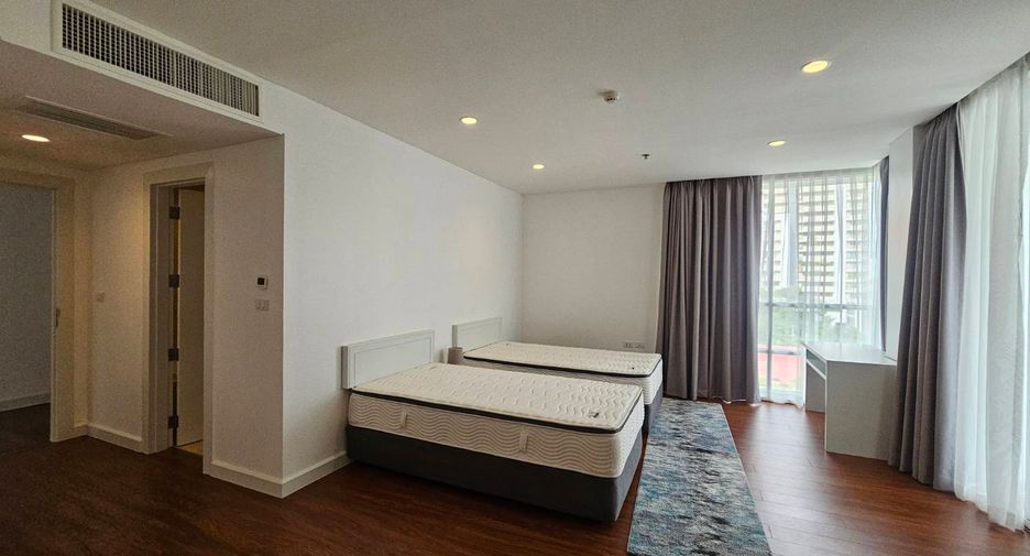 For rent 4 ベッドルーム serviced apartment in Phra Khanong, Bangkok