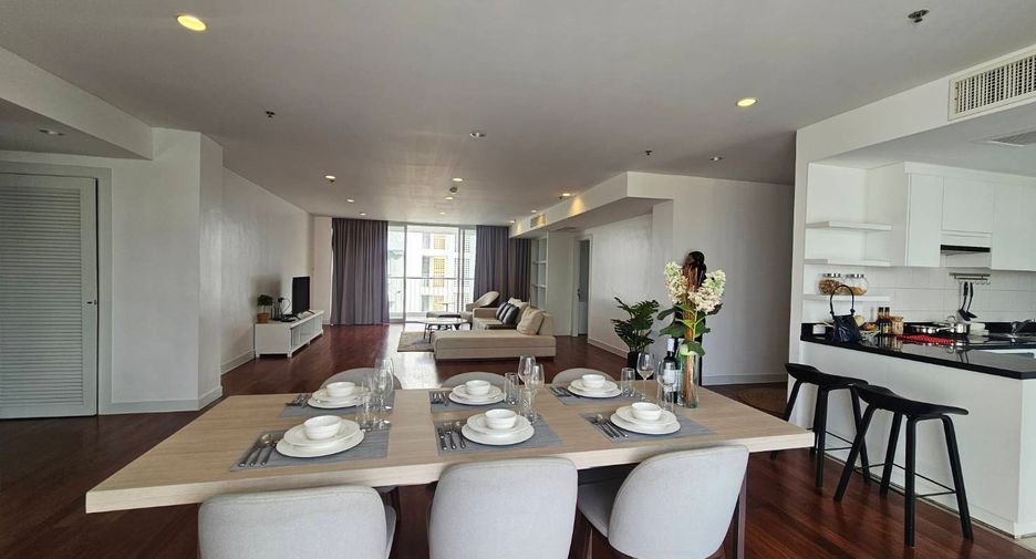 For rent 4 ベッドルーム serviced apartment in Phra Khanong, Bangkok