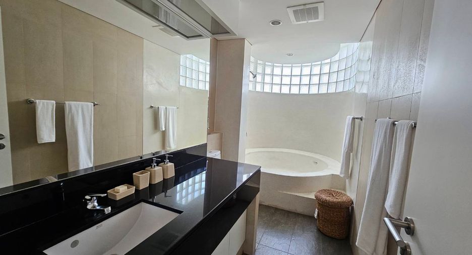 For rent 4 ベッドルーム serviced apartment in Phra Khanong, Bangkok