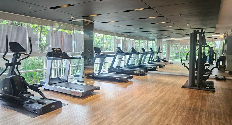 For rent 4 ベッドルーム serviced apartment in Phra Khanong, Bangkok