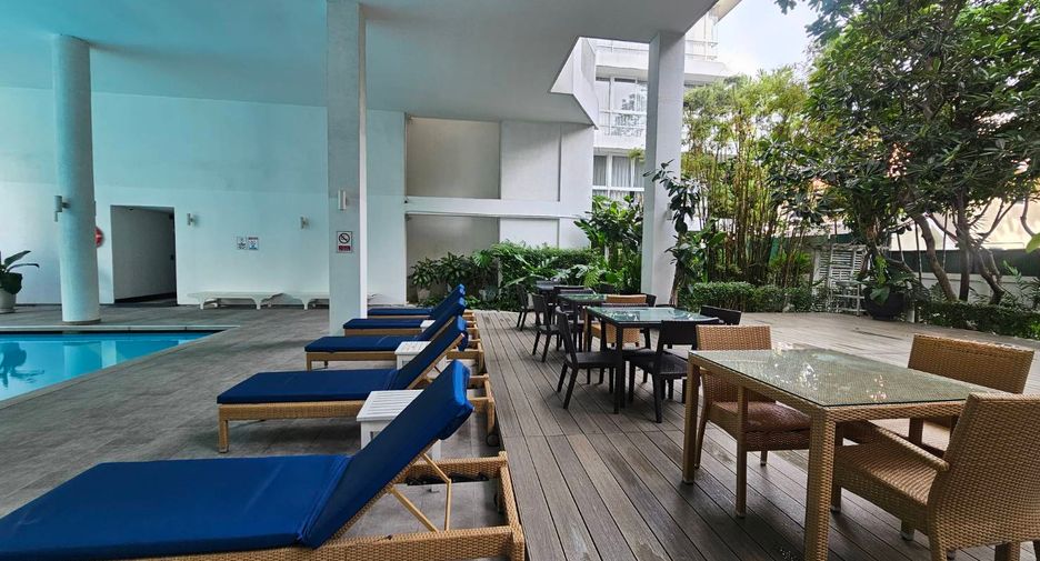 For rent 4 ベッドルーム serviced apartment in Phra Khanong, Bangkok