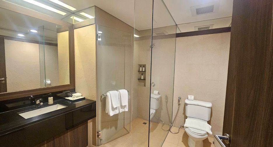For rent 3 ベッドルーム serviced apartment in Khlong Toei, Bangkok