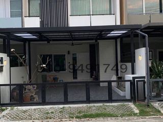 Casa adosada en alquiler de 3 habitaciones en Lat Phrao, Bangkok