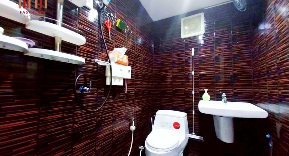 For sale 4 bedrooms house in Mueang Pathum Thani, Pathum Thani