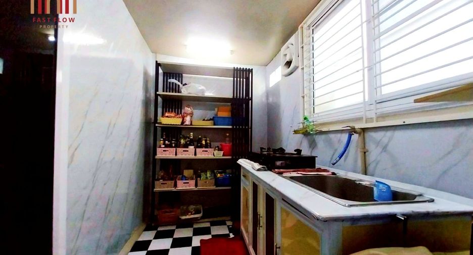 For sale 4 bedrooms house in Mueang Pathum Thani, Pathum Thani