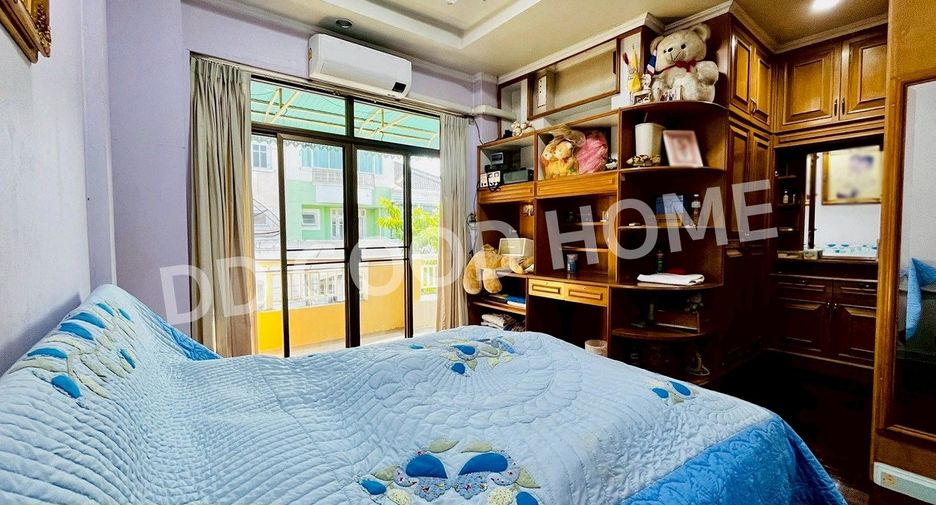 For sale 4 bedrooms townhouse in Mueang Nonthaburi, Nonthaburi