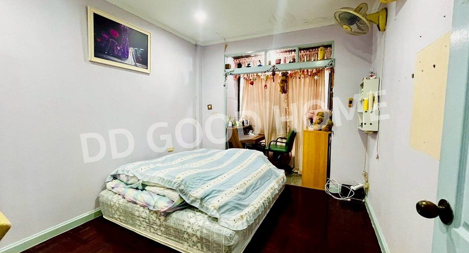 For sale 4 bedrooms townhouse in Mueang Nonthaburi, Nonthaburi