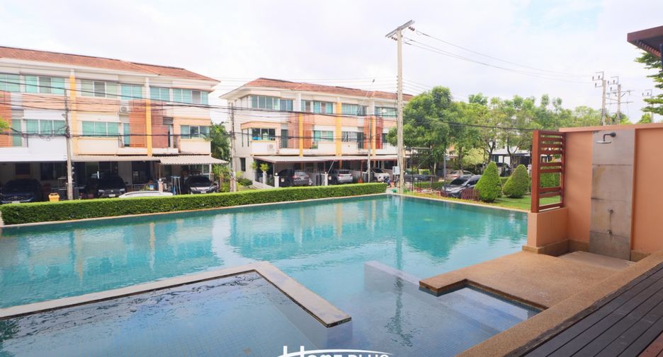 For sale 3 bedrooms townhouse in Bang Kapi, Bangkok