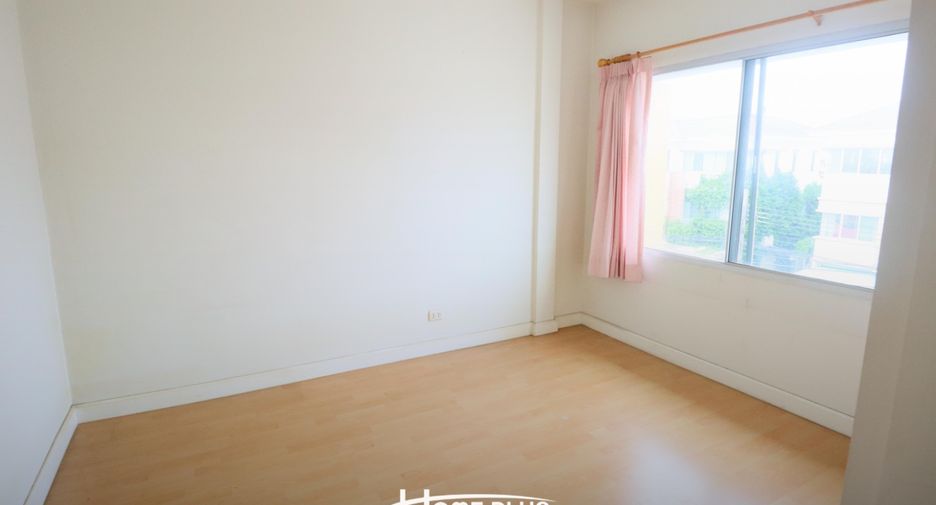 For sale 3 bedrooms townhouse in Bang Kapi, Bangkok