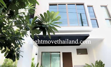 Casa adosada en alquiler y en venta de 3 habitaciones en Phra Khanong, Bangkok