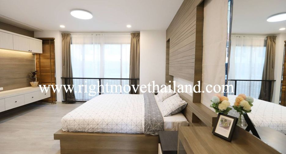 Casa adosada en alquiler y en venta de 3 habitaciones en Phra Khanong, Bangkok
