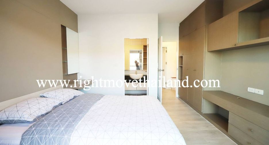 Casa adosada en alquiler y en venta de 3 habitaciones en Phra Khanong, Bangkok