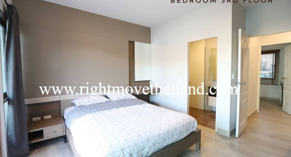 Casa adosada en alquiler y en venta de 3 habitaciones en Phra Khanong, Bangkok