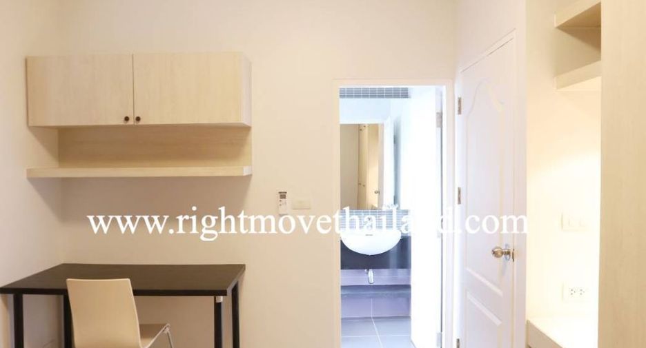 Casa adosada en alquiler y en venta de 3 habitaciones en Phra Khanong, Bangkok