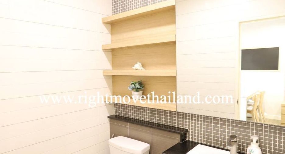 Casa adosada en alquiler y en venta de 3 habitaciones en Phra Khanong, Bangkok