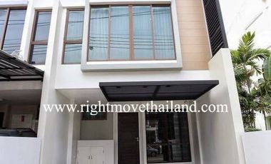 Casa adosada en alquiler y en venta de 3 habitaciones en Phra Khanong, Bangkok