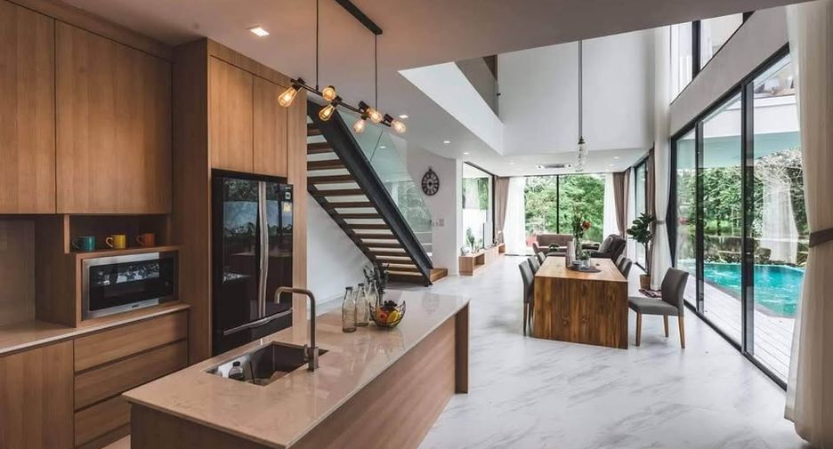 For rent 4 bedrooms villa in Mueang Chiang Mai, Chiang Mai