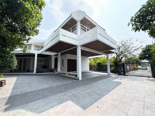 À louer 4 chambres maison à Phra Khanong, Bangkok