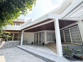À louer 4 chambres maison à Phra Khanong, Bangkok