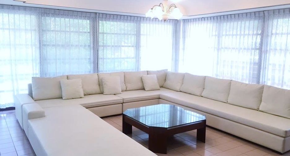 For rent 4 bedrooms house in Phra Khanong, Bangkok
