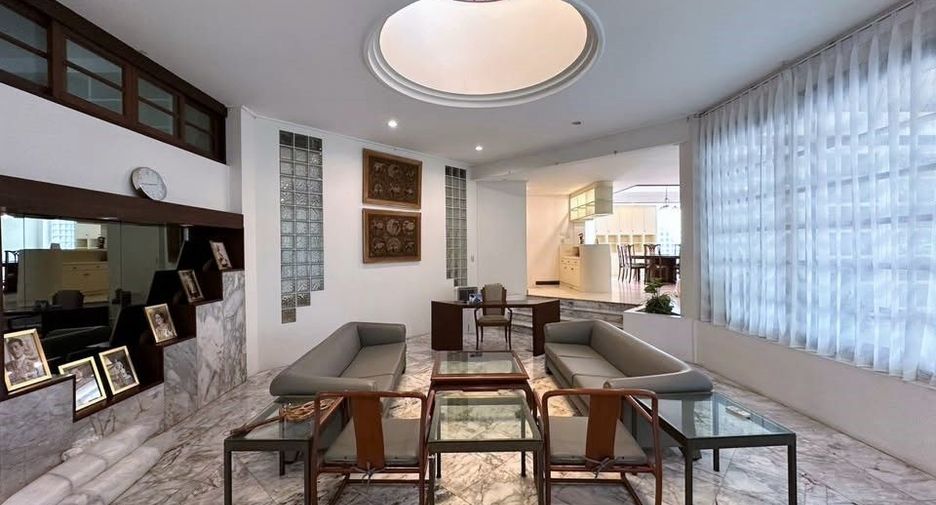 For rent 4 bedrooms house in Phra Khanong, Bangkok