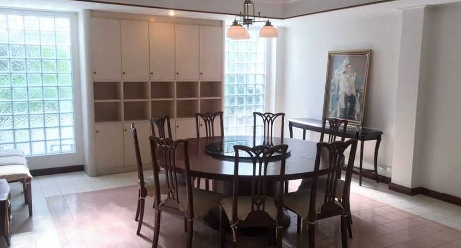 For rent 4 bedrooms house in Phra Khanong, Bangkok