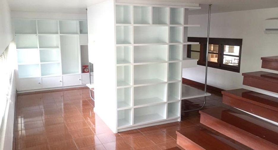 For rent 4 bedrooms house in Phra Khanong, Bangkok
