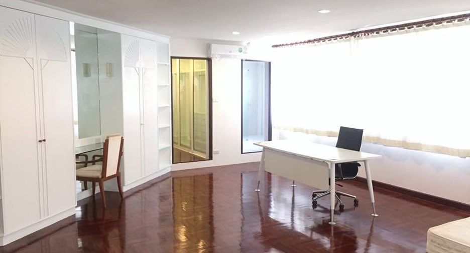 For rent 4 bedrooms house in Phra Khanong, Bangkok