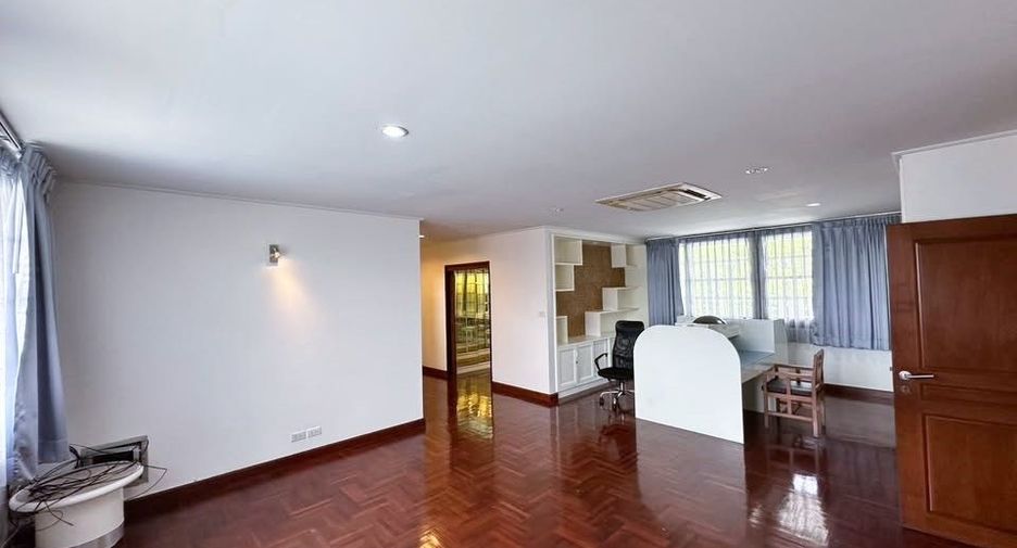 For rent 4 bedrooms house in Phra Khanong, Bangkok