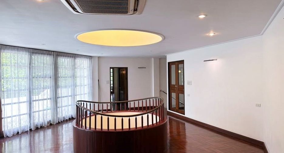 For rent 4 bedrooms house in Phra Khanong, Bangkok