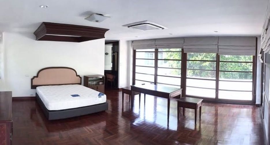 For rent 4 bedrooms house in Phra Khanong, Bangkok