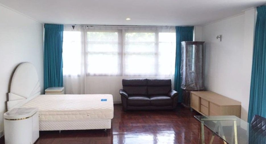 For rent 4 bedrooms house in Phra Khanong, Bangkok