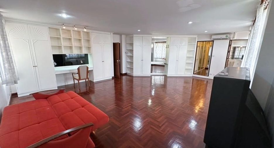 For rent 4 bedrooms house in Phra Khanong, Bangkok