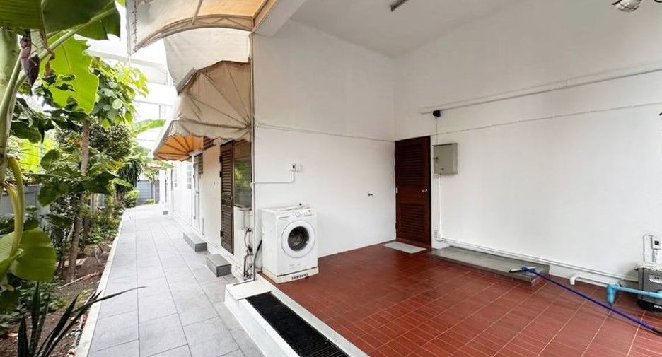 For rent 4 bedrooms house in Phra Khanong, Bangkok