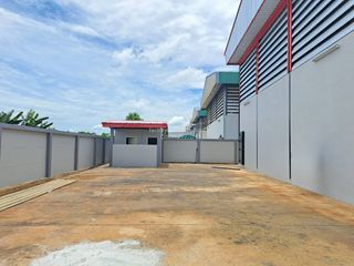For rent and for sale 4 bed warehouse in Krathum Baen, Samut Sakhon