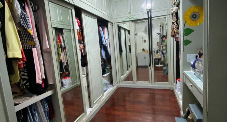 For sale 5 bedrooms townhouse in Bangkok Yai, Bangkok