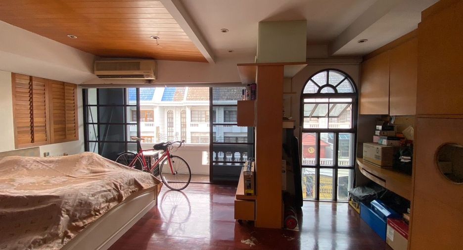 For sale 5 bedrooms townhouse in Bangkok Yai, Bangkok