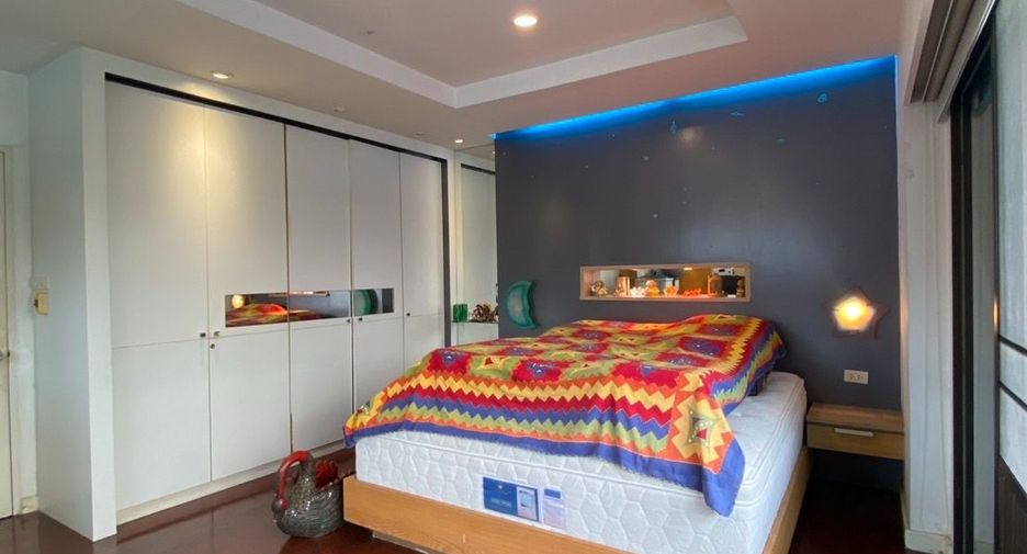 For sale 5 bedrooms townhouse in Bangkok Yai, Bangkok