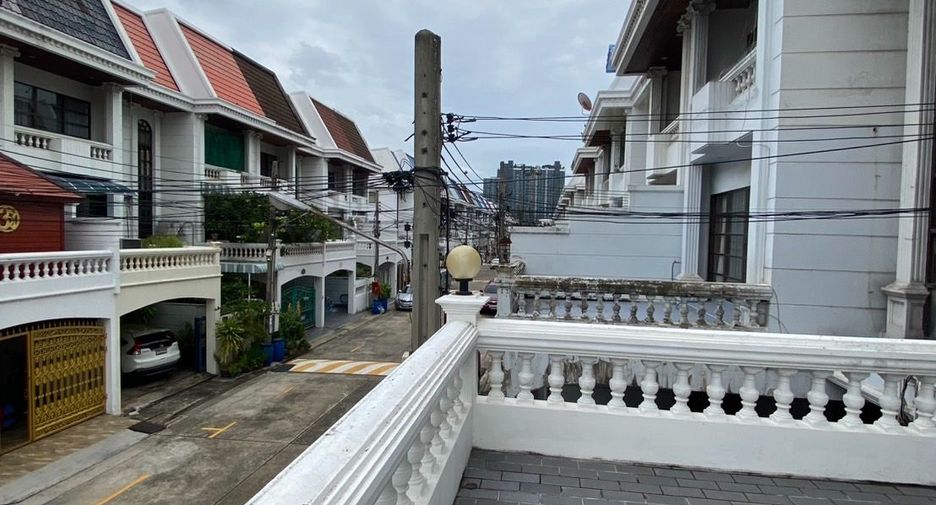 For sale 5 bedrooms townhouse in Bangkok Yai, Bangkok