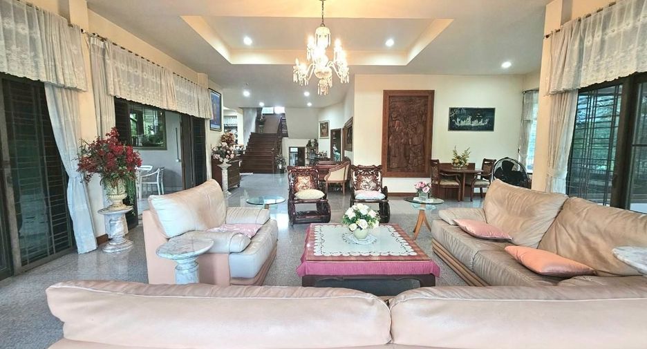 For sale 5 bedrooms house in Saphan Sung, Bangkok