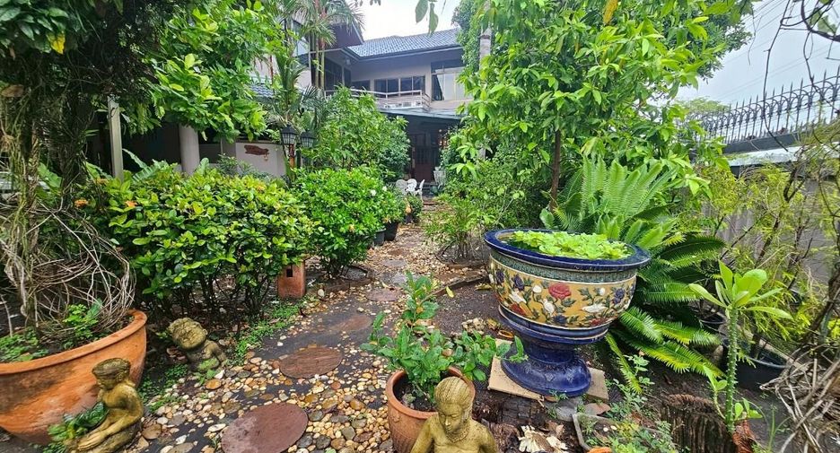 For sale 5 bedrooms house in Saphan Sung, Bangkok