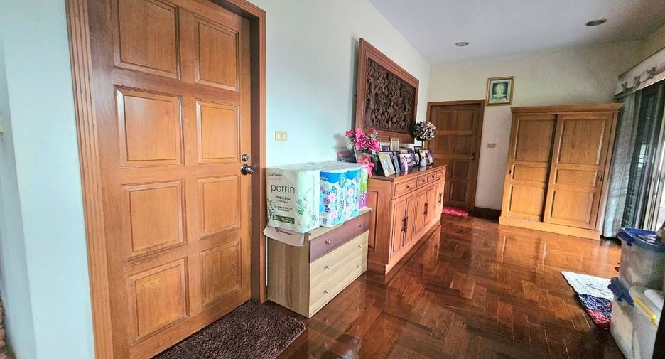 For sale 5 bedrooms house in Saphan Sung, Bangkok