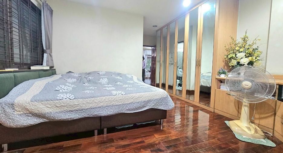 For sale 5 bedrooms house in Saphan Sung, Bangkok