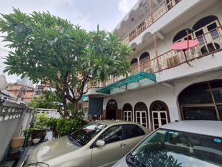 For sale 6 bed townhouse in Khlong Toei, Bangkok