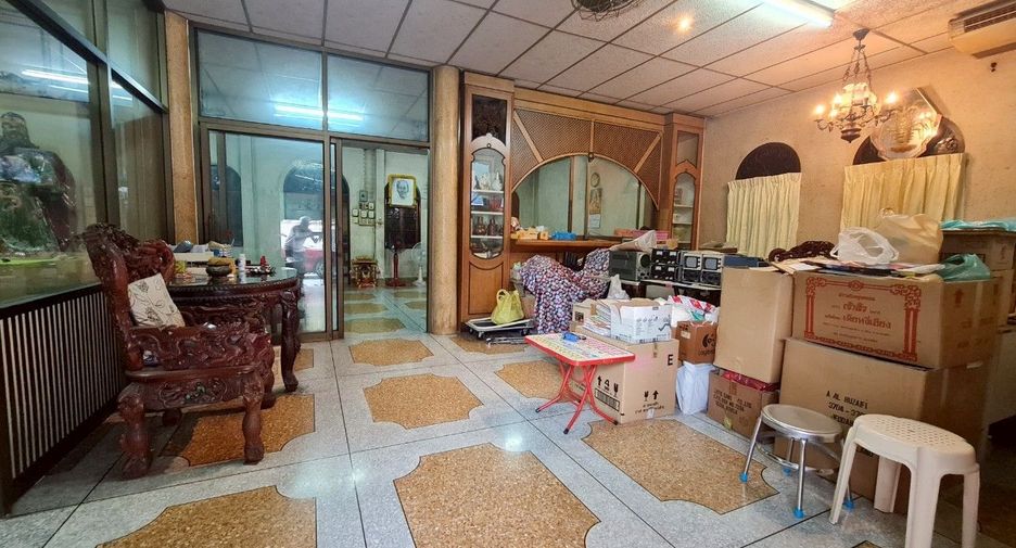 For sale 6 bedrooms townhouse in Khlong Toei, Bangkok