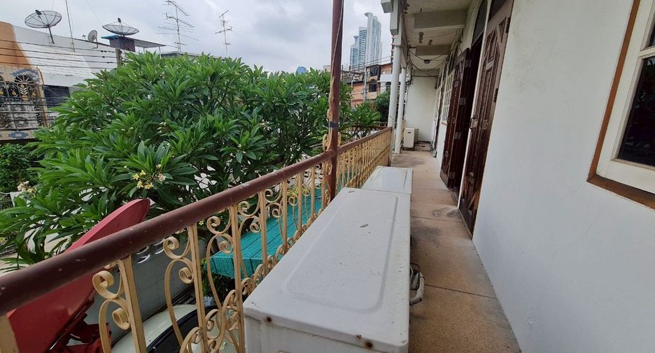 For sale 6 bedrooms townhouse in Khlong Toei, Bangkok