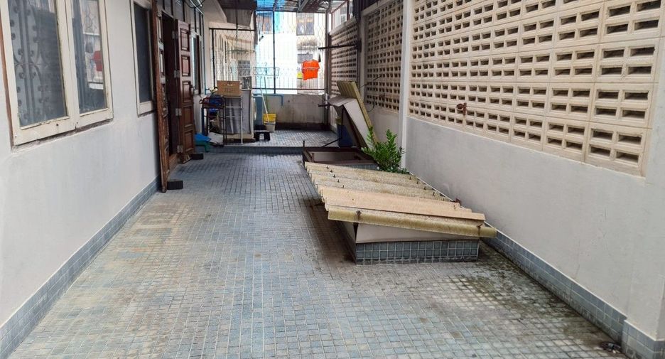 For sale 6 bedrooms townhouse in Khlong Toei, Bangkok